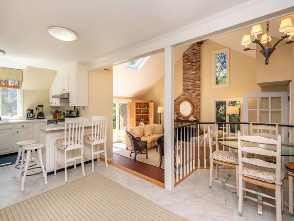 Cape Cod Home 994549