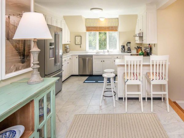 Cape Cod Home 994549
