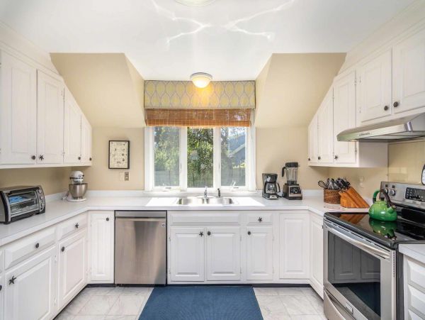 Cape Cod Home 994549