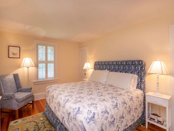 Cape Cod Home 994549