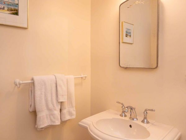 Cape Cod Home 994549