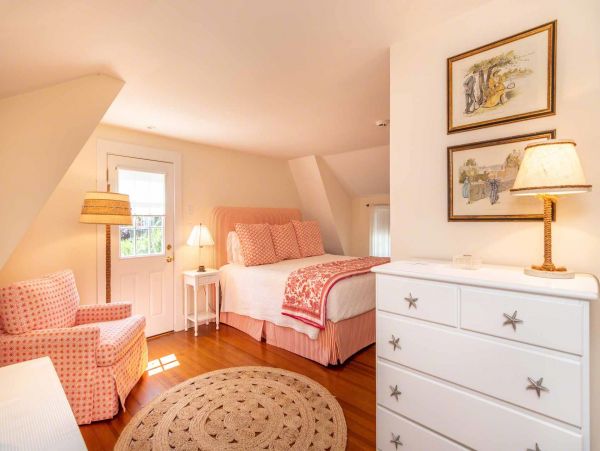 Cape Cod Home 994549
