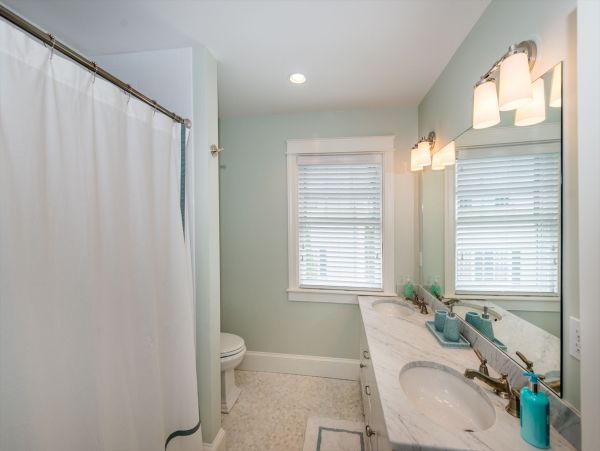 Cape Cod Home 994550