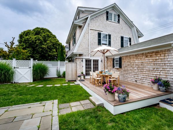 Cape Cod Home 994550