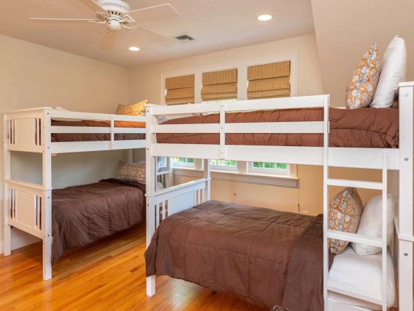 Cape Cod Home 994552