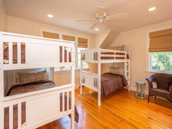 Cape Cod Home 994552