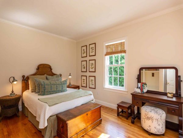 Cape Cod Home 994552