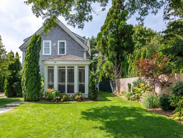 Cape Cod Home 994552