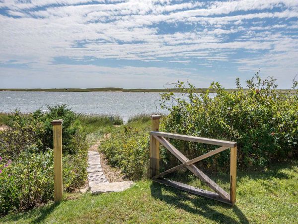 Cape Cod Home 994553