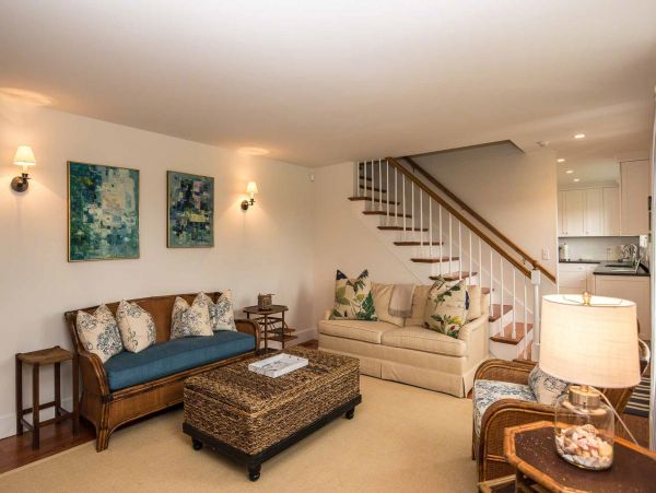 Cape Cod Home 994553