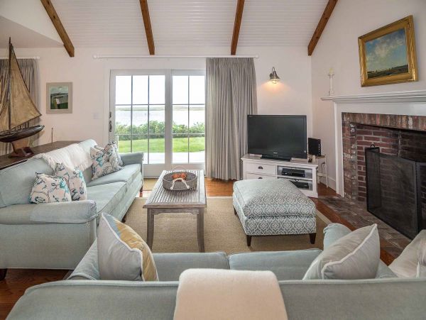 Cape Cod Home 994553