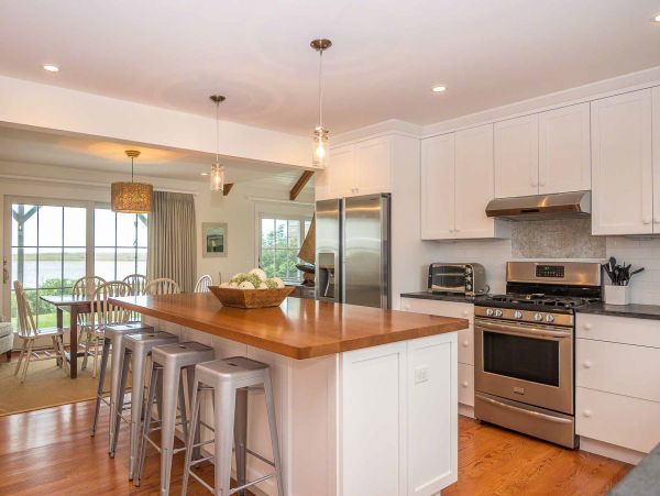 Cape Cod Home 994553