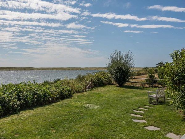 Cape Cod Home 994553