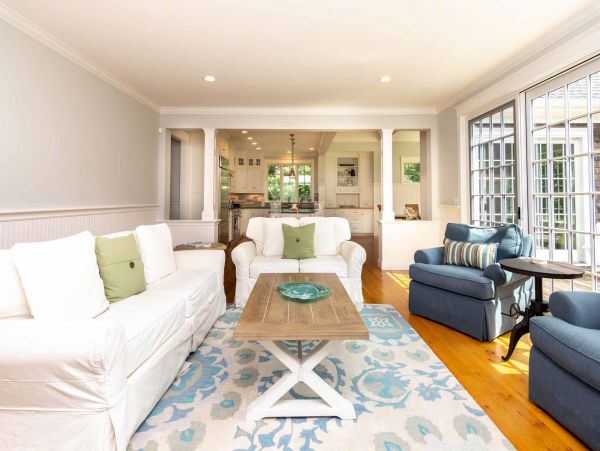 Cape Cod Home 994554
