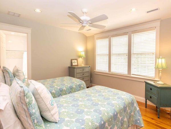 Cape Cod Home 994554
