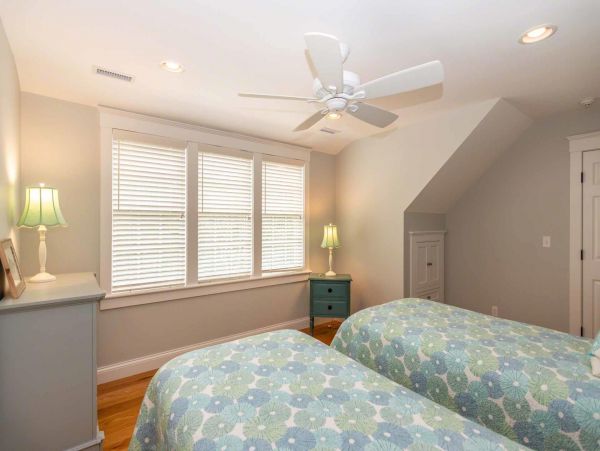 Cape Cod Home 994554