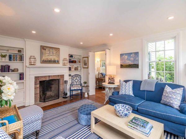 Cape Cod Home 994555
