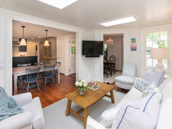 Cape Cod Home 994555