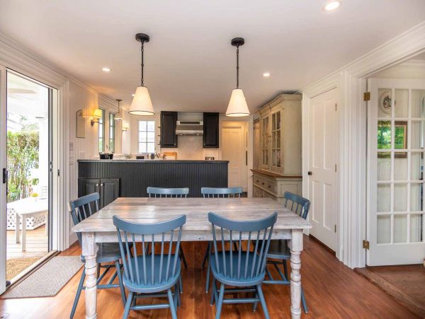 Cape Cod Home 994555