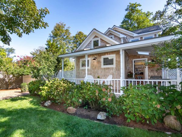 Cape Cod Home 994557