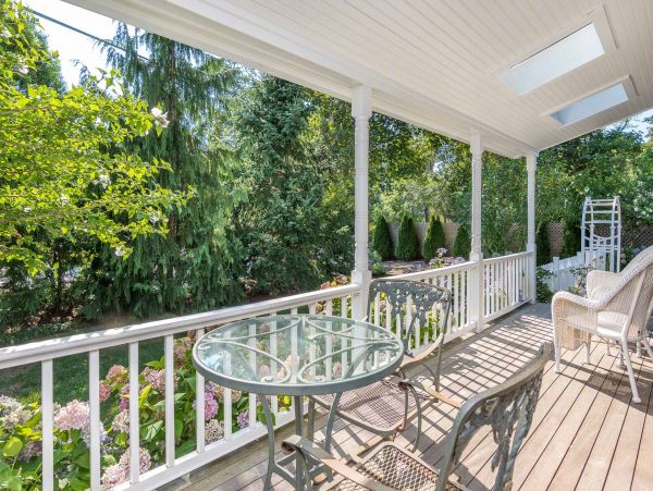 Cape Cod Home 994557