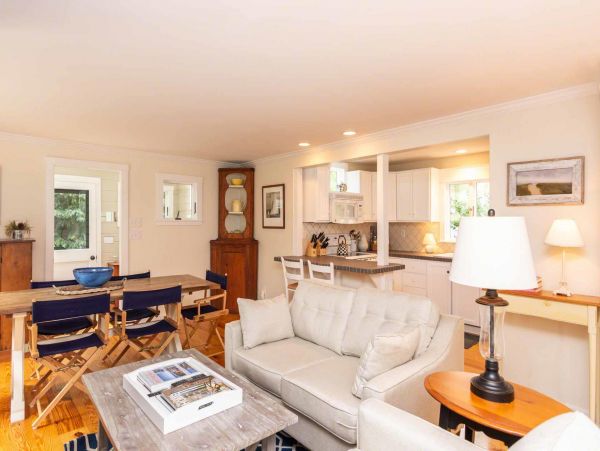Cape Cod Home 994557