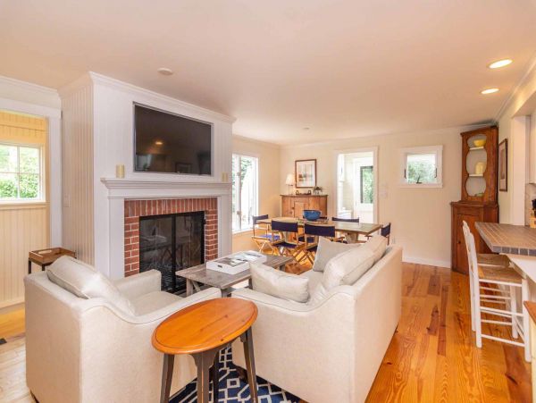 Cape Cod Home 994557