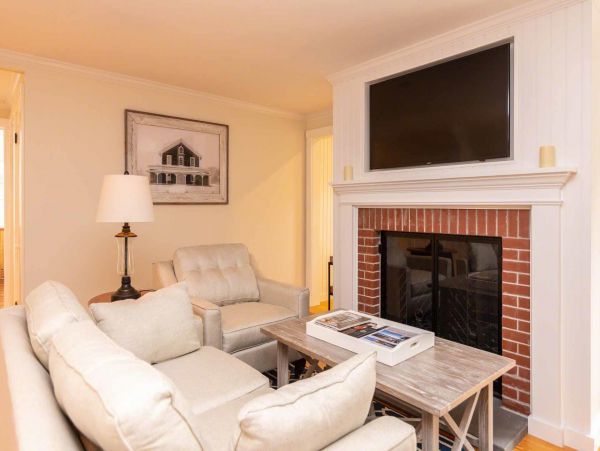 Cape Cod Home 994557