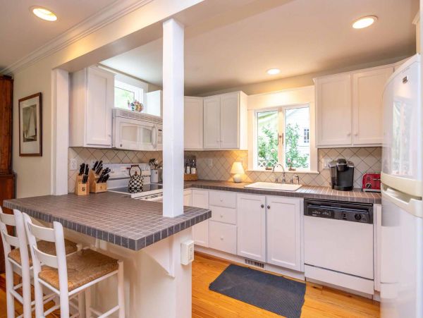 Cape Cod Home 994557