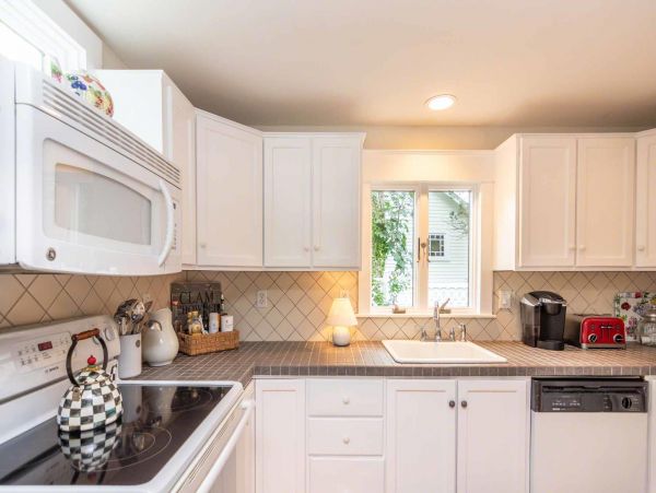 Cape Cod Home 994557