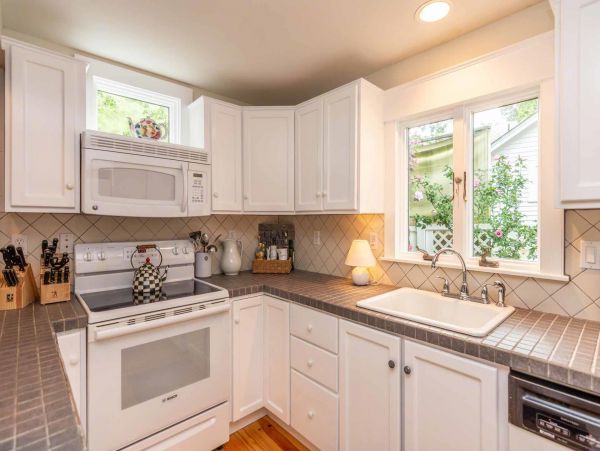 Cape Cod Home 994557