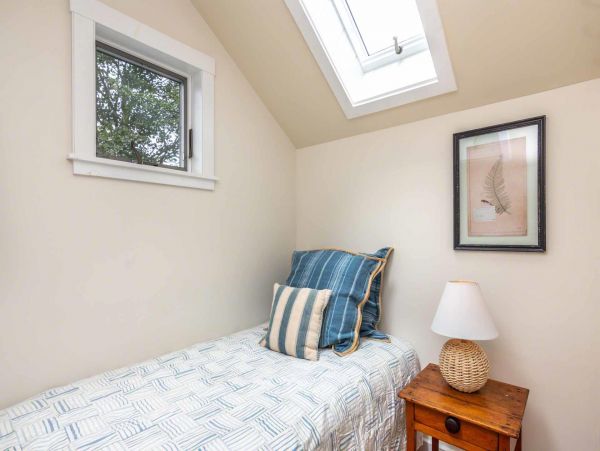 Cape Cod Home 994557