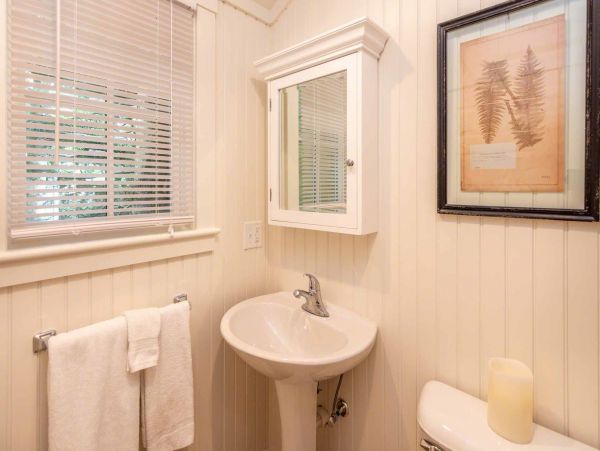 Cape Cod Home 994557