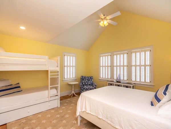 Cape Cod Home 994559