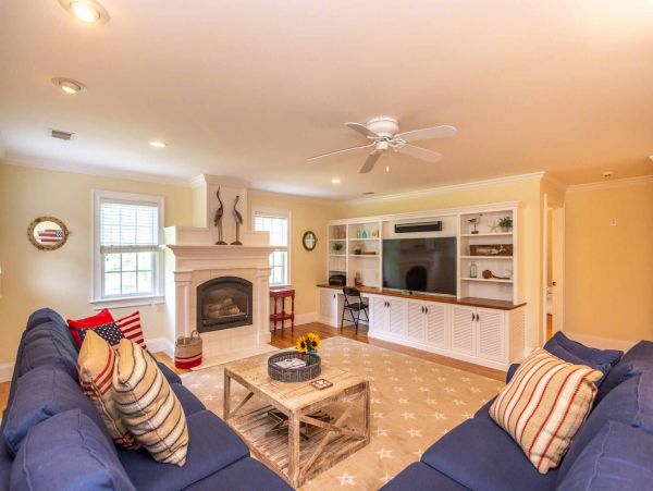 Cape Cod Home 994559