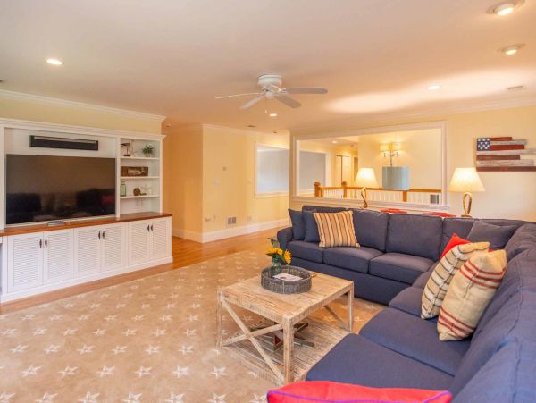 Cape Cod Home 994559