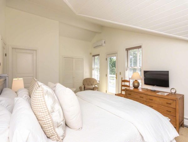 Cape Cod Home 994560