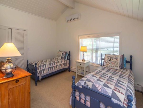 Cape Cod Home 994560