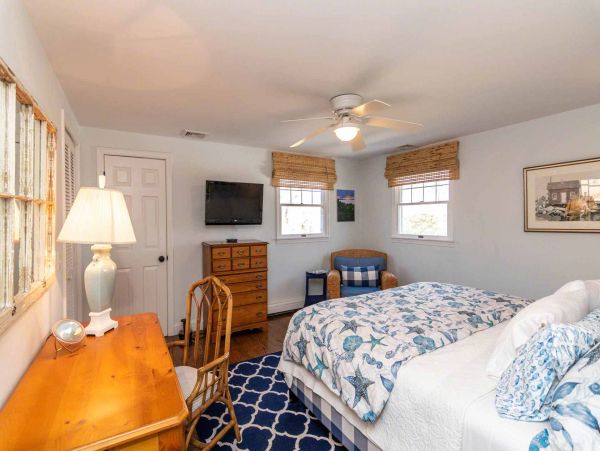 Cape Cod Home 994561
