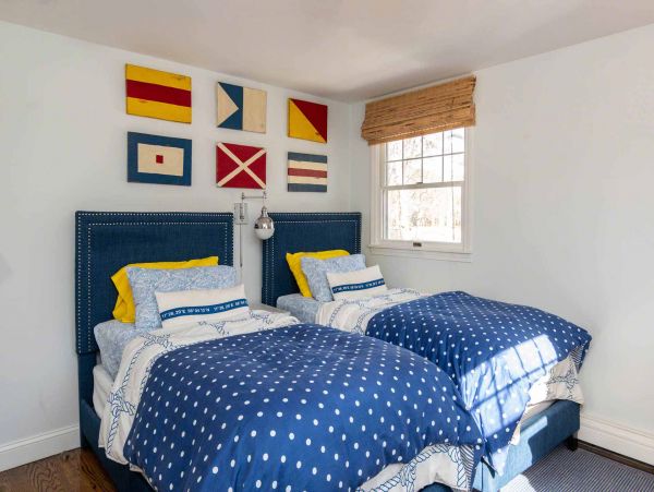 Cape Cod Home 994561