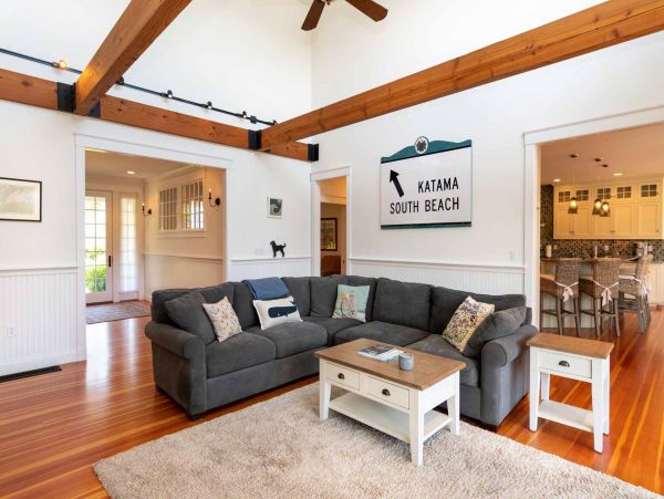 Cape Cod Home 994562