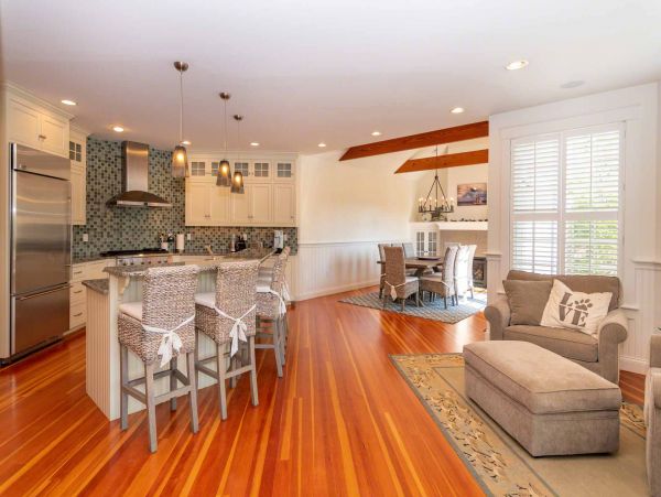 Cape Cod Home 994562