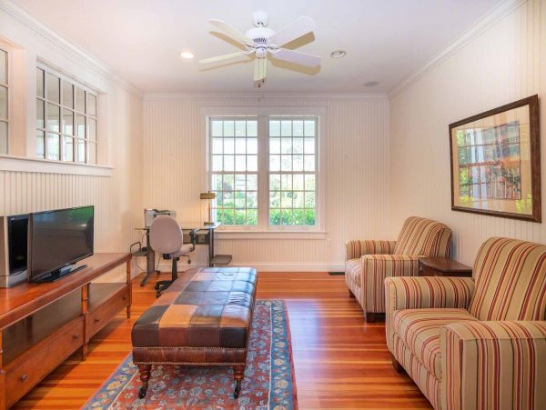 Cape Cod Home 994562