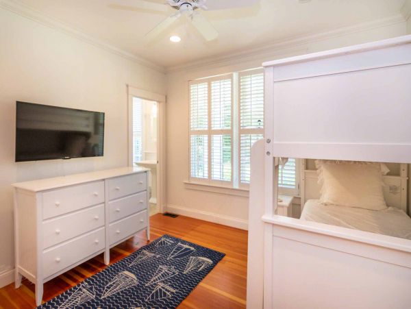 Cape Cod Home 994562