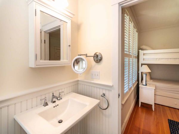 Cape Cod Home 994562