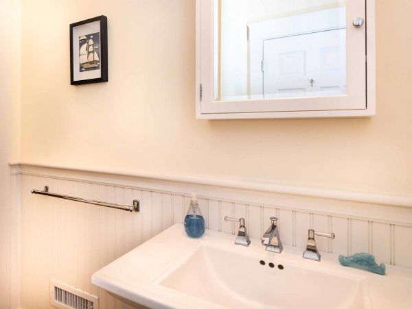Cape Cod Home 994562