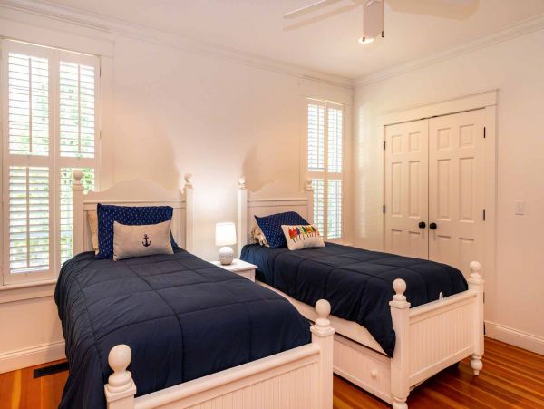 Cape Cod Home 994562