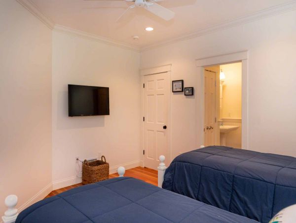 Cape Cod Home 994562