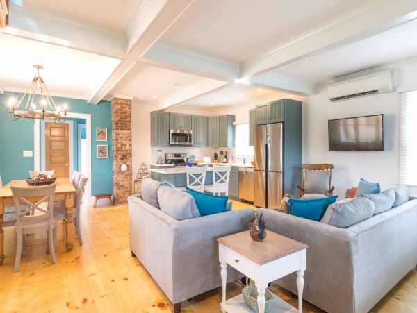Cape Cod Home 994563
