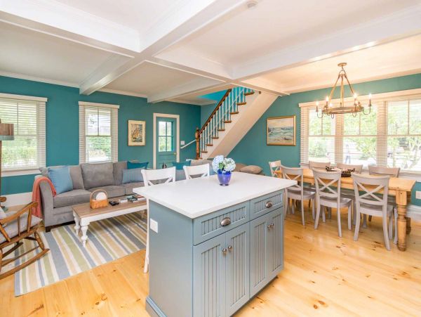 Cape Cod Home 994563